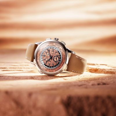 Sportlich. Ikonisch. Zeitlos.
Die Stahlversion eines Kultmodells von @patekphilippe  vereint zwei legendäre Komplikationen in perfekter Harmonie: Flyback-Chronograph und Weltzeitfunktion. 🌍
Das opaline roségoldene Zifferblatt mit modernem Carbon-Motiv sorgt für einen dynamischen Look, während 24 Zeitzonen jederzeit auf einen Blick erfasst werden können. Präzision trifft auf Stil – angetrieben vom automatischen Kaliber CH 28-520 HU.
Das vollständig polierte 41-mm-Stahlgehäuse unterstreicht den sportlich-vintage Charakter, ergänzt durch zwei edle Kalbslederarmbänder in Taupe und Beige.
#PatekPhilippe #PatekTime #Complications #JuwelierGadebusch #köln