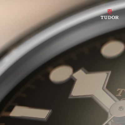 Rückkehr zu klassischen Maßen: mit einer Ikone in Edelstahl von 39 mm, komplett mit einer charakteristischen Lünette mit rotem Dreieck. Perfekt proportioniert für jedes Abenteuer, geschaffen für ein Leben voller Geschichten. 

#TudorWatch #BornToDare #BlackBay58 #TudorBoutiqueKöln