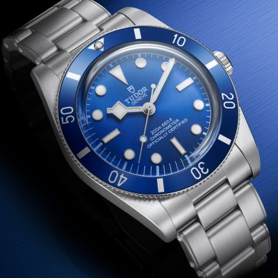 Eine Rückkehr zu klassischen Proportionen: 37 mm Durchmesser, Edelstahl, ein blaues Zifferblatt mit satinierter Oberfläche und die legendären „Snowflake“-Zeiger definieren diesen neuen Ausdruck des Erbes von @tudorwatch . Antrieb durch das COSC-zertifizierte Manufakturwerk Kaliber MT5400 mit einer Gangreserve von 70 Stunden. #TudorWatch #BornToDare #BlackBay54 #JuwelierGadebusch #Köln
