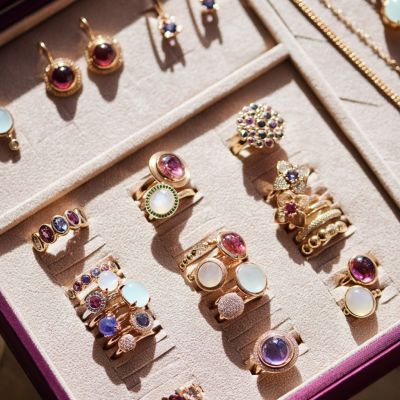 🌈 Farbenfroh, lebendig, einzigartig ✨
Bei @bronjewelry  trifft handverlesene Edelsteinvielfalt auf spielerische Kombinationsfreude. Jede Kollektion erzählt ihre eigene Geschichte, und zusammen ergeben sie ein harmonisches Farbenspiel – perfekt für jeden Tag, jedes Outfit und jeden Moment. 💎💛💙
#Bron #FineDutchJewelry #JuwelierGadebusch #köln