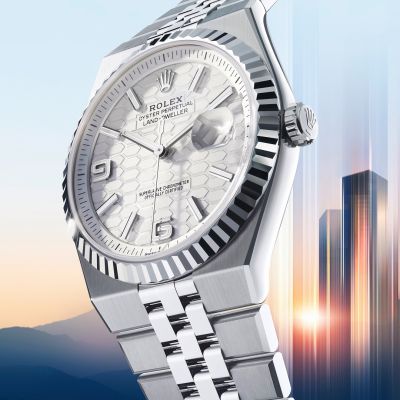 Die Identität der @rolex  Land‑Dweller offenbart sich bei einem genaueren Blick auf die Feinheiten ihres Zifferblatts. Es ist mit einem Wabenmuster verziert, das die Beherrschung sowohl klassischer als auch innovativer Techniken voraussetzt.
#Rolex #LandDweller #OfficialRolexRetailer #JuwelierGadebusch #Köln