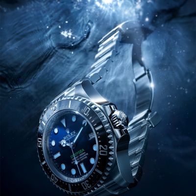 Das Unmögliche wagen. Wenn in den Tiefen des Ozeans Blau zu tiefstem Schwarz wird, bewährt sich die @rolex  Deepsea. Diesen Farbverlauf spiegelt das charakteris­tische Zifferblatt D-blue wider – eine Anspielung auf den historischen Solo­tauchgang von James Cameron zur tiefsten Stelle des Ozeans im Jahr 2012. Mit ihrem Ringlock-System, einer einzigartigen Gehäuse­struktur, kann die Rolex Deepsea dem extrem hohen Unterwasser­druck in einer Tiefe von 3.900 Metern standhalten. Die Uhr für die Tiefsee.
#Rolex #RolexDeepsea #OfficialRolexRetailer #JuwelierGadebusch #Köln