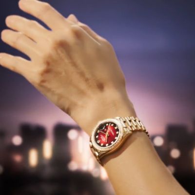 Auf dem Zifferblatt der neuen @rolex  Oyster Perpetual Datejust 31 verschmelzen Licht und Schatten – wie bei einer Sonne, die ihre feurigen Strahlen in die Abenddämmerung wirft. Dieses Zifferblatt in Rot ombré zeigt einen subtilen Übergang von dem Feuer in seiner Mitte zu der schwarzen Nacht an seinem Außenrand. Ein Spiel von Hell und Dunkel, akzentuiert durch den Glanz der Diamanten auf Lünette und Zifferblatt. #Rolex #Datejust #WatchesAndWonders2025 #JuwelierGadebusch #köln