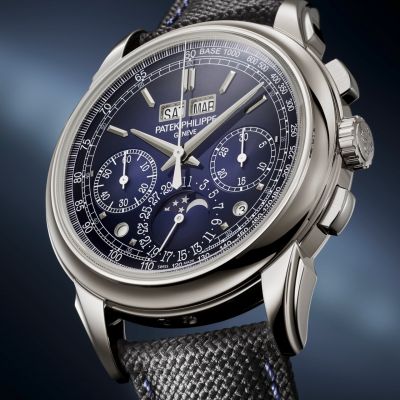 Wenn technische Perfektion auf zeitlose Eleganz trifft.
Mit der Ref. 5270P-016 interpretiert @patekphilippe  seinen legendären Ewigen Kalender Chronographen in einer modernen, sportlich-eleganten Ausführung neu. Das tiefblaue Lackzifferblatt mit schwarzem Farbverlauf verleiht diesem Meisterwerk eine außergewöhnliche Präsenz, während das vollständig polierte Platingehäuse mit konkaver Lünette für unverwechselbare Raffinesse sorgt.
Im Inneren arbeitet das handaufgezogene Kaliber CH 29-535 PS Q – ein uhrmacherisches Meisterwerk, das einen Chronographen mit Ewigem Kalender vereint und mit sechs patentierten Innovationen neue Maßstäbe setzt.
#PatekPhilippe #PatekTime #GrandComplications #JuwelierGadebusch #köln