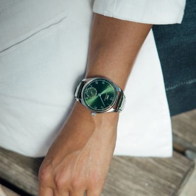 Grün steht für Eleganz, Individualität und zeitlosen Stil. 💚✨
Die IWC Portugieser Automatic 40 (Ref.:IW358310) mit ihrem faszinierenden grünen Zifferblatt und dem perfekt abgestimmten Lederarmband vereint klassische Uhrmacherkunst mit moderner Raffinesse. Ein stilvolles Statement für alle, die luxuriöse Details und dezente Eleganz lieben.
💚 Was begeistert Sie mehr – das grüne Zifferblatt oder das elegante Lederarmband?
@iwcwatches  @iwcwatches_ger 
#IWCwatches #IWCportugieser #JuwelierGadebusch #köln