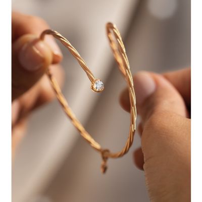 Die Wellendorff-Kordel – die Königin unter den Colliers.
Seidenweich, unverkennbar und vollendete Handwerkskunst. Für alle, die eine perfekte Ergänzung suchen, zeigen sich ihre Verwandten von ihrer schönsten Seite: die Ohrstecker SEIDENKNOTEN und das Armband UMARME MICH Power of Solitaire – inspiriert von der seidenweichen Eleganz der Kordel. 🎁💛
Ein Symbol, das Wellendorff seit Generationen prägt.
Entdecken Sie die Ikonen bei uns im Geschäft.

#Wellendorff #Ikone #MadeInGermany #GoldWieSeide #JuwelierGadebusch #Köln