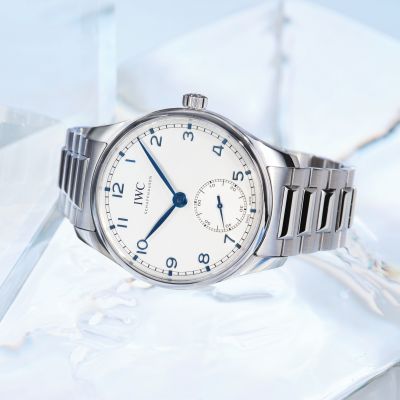 Die neue Portugieser Automatic 40 (Ref.: IW358312) vereint zeitlose Eleganz mit moderner Alltagstauglichkeit. Das robuste Edelstahlgehäuse und das fein verarbeitete Edelstahlarmband mit polierten und satinierten Oberflächen verleihen der Uhr einen frischen, sportlich-modernen Look. Die Butterfly-Faltschliesse sorgt dabei für einen angenehmen Sitz am Handgelenk.
Das versilberte Zifferblatt mit blauen Zeigern erinnert an die frühen Portugieser-Modelle und wirkt durch sein klares Design besonders harmonisch. Durch den Saphirglasboden zeigt sich das IWC-Manufakturkaliber 82200, dessen verstärkter Pellaton-Aufzug eine beeindruckende Gangreserve bietet.
Eine stilvolle Begleiterin für jeden Tag⏱️💙. @iwcwatches  @iwcwatches_ger 
#IWCSchaffhausen #Portugieser #JuwelierGadebusch #köln