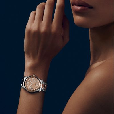 💎 Tanzende Diamanten. Zeitlose Eleganz.
Seit 1993 steht die @chopard  Happy Sport für die perfekte Verbindung von Kreativität, Weiblichkeit und Innovation. Als erste Uhr, die Edelstahl mit Diamanten kombinierte, schrieb sie Uhrengeschichte – und begeistert bis heute mit ihrem unverwechselbaren Charakter.
Zwischen zwei Saphirgläsern wirbeln die ikonischen, frei beweglichen Diamanten über das roségoldfarbene Zifferblatt. Das harmonische Zusammenspiel von 18 Karat Ethischem Roségold und Edelstahl unterstreicht die zeitlose Eleganz dieses außergewöhnlichen Zeitmessers.
#Chopard #HappySport #JuwelierGadebusch #köln