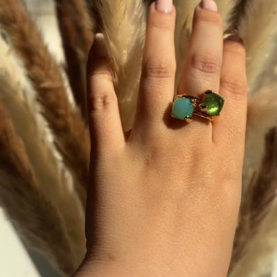 Bunte Lebensfreude trifft auf stilvolle Eleganz. 🧡❤️💚 Die Gadebusch Colours Ringe in lebendiger Vielfalt, veredelt mit einem ikonischen @pomellato Armreif und inszeniert unter den farbenfrohen Schirmen des bunten Kölns. ✨ Traditionell anders, genau wie die Stadt selbst. 🥰 #GadebuschColours #Pomellato #JuwelierGadebusch #Köln