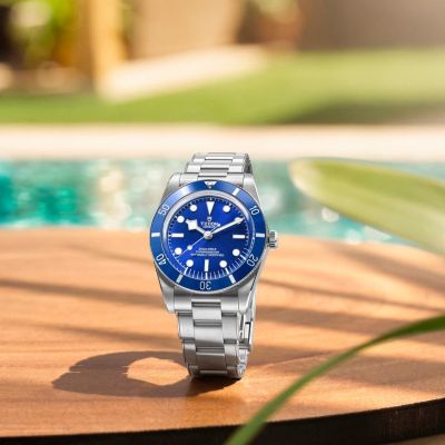Die Black Bay 54 „Blue“: ein erfrischender Sprung in den Sommer, mit einem Gehäuse von 37 mm und wasserdicht bis 200 m Tiefe. #TudorWatch #BornToDare #BlackBay54 #tudorboutiqueköln