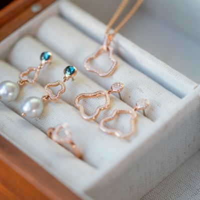 Leichtigkeit, Eleganz und ein Hauch von Magie. ☁️✨
Die neue Joy Cloud Kollektion von @bronjewelry  verzaubert mit diamantbesetzten „Joyful Clouds“, leuchtendem London Blue Topas und edlen Südseeperlen.
Ob funkelnder Ohrschmuck, traumhafte Anhänger oder zarte Ringe – jedes Schmuckstück bringt spielerische Raffinesse und moderne Eleganz perfekt in Einklang. 💎
Ein Statement für alle, die ihre Komfortzone verlassen und ihren Stil mit außergewöhnlichen Details zum Strahlen bringen möchten.
#BronJewelry #FineDutchJewelry #JoyfulClouds #JuwelierGadebusch #köln