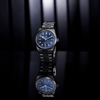 Entdecken Sie die Black Bay One 41 von @tudorwatch, eine harmonische Verbindung aus zeitloser Ästhetik und moderner Präzision. Das satiniert und poliert veredelte 41-mm-Edelstahlgehäuse verkörpert stilvolle Eleganz und steht für kompromisslose Langlebigkeit.  #TudorWatch #BornToDare #JuwelierGadebusch #Köln