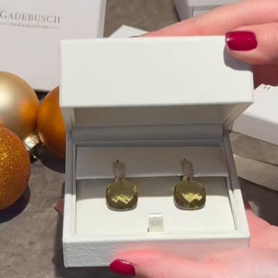 Funkelnde Geschenkideen zur Weihnachtszeit 🎁
Strahlend und farbenfroh funkeln die Ohrringe von Gadebusch Juwelen.✨�Ob klassisch-elegant oder lebendig und modern – hier findet sich für jeden Geschmack das passende Schmuckstück.�Eine schöne Wahl für alle, die das Traditionelle auf neue Weise schätzen.💫
#GadebuschJuwelen #TraditionellAnders #Geschenkidee #JuwelierGadebusch #Köln