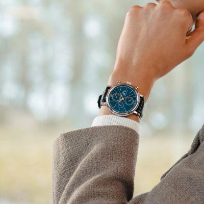Zeitlose Eleganz trifft auf sportliche Präzision.
Der Portofino Chronograph (Ref.: IW391036) von IWC Schaffhausen präsentiert sich in einer Version aus Edelstahl mit tiefblauem Zifferblatt – klassisch, modern und absolut vielseitig.
Mit einem Durchmesser von 42 mm, kombiniert mit einem schwarzen Alligatorlederarmband, verkörpert dieses Modell pure Understatement-Eleganz. Im Inneren sorgt ein Automatikwerk für zuverlässige Performance, während Funktionen wie Chronograph, Datums- und Wochentagsanzeige den Alltag stilvoll begleiten.
Ein Chronograph für alle, die Präzision mit Leichtigkeit tragen wollen.
@iwcwatches  @iwcwatches_ger 
#IWCSchaffhausen #Portofino #JuwelierGadebusch #köln