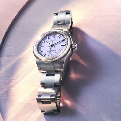 Die @rolex  Oyster Perpetual 28 mit einem Zifferblatt in Lavender. Dieses lackierte Zifferblatt zeichnet sich durch sein mattes Finish aus – eine im Katalog der Marke an keinem anderen Modell zu sehende Kombination. Die Oyster Perpetual 28 ist mit Kaliber 2232 ausgestattet – einem Uhrwerk, das die Vorreiterrolle in der Uhrmacherkunst unterstreicht.#Rolex #OysterPerpetual #OfficialRolexRetailer #JuwelierGadebusch #köln