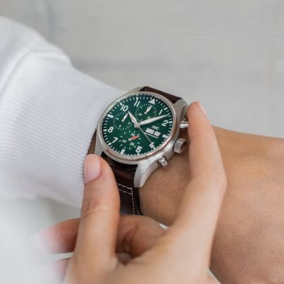 Ready for Take-Off ✈️
Der Pilot’s Watch Chronograph (Ref. IW378005) von @iwcwatches  verbindet markantes Design mit höchster Funktionalität.
Mit grünem Zifferblatt, 43 mm Edelstahlgehäuse und braunem Kalbslederband mit EasX-CHANGE®-System wird er zum sportlich-eleganten Allrounder.
Ausgestattet mit dem IWC-Manufakturwerk und Automatikaufzug – gemacht für alle, die keine Kompromisse eingehen. 💚🛩️
@iwcwatches_ger 
#IWCwatches #Pilotswatch #JuwelierGadebusch #köln