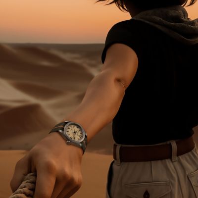 Entdecken Sie die Ranger von @tudorwatch mit einem satinierten 36-mm-Edelstahlgehäuse und einem gewölbten Zifferblatt in „Dune White“ mit Grade A Swiss Super-LumiNova®. #TudorWatch #BornToDare #Ranger #JuwelierGadebusch #Köln