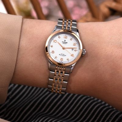 Die TUDOR 1926, ein Klassiker von 28 mm Durchmesser in Edelstahl und Roségold, besticht durch ein weißes Zifferblatt mit Diamanten und strahlt raffinierte Eleganz aus. #TudorWatch #BornToDare #1926 #TudorBoutiqueKöln

@tudorwatch