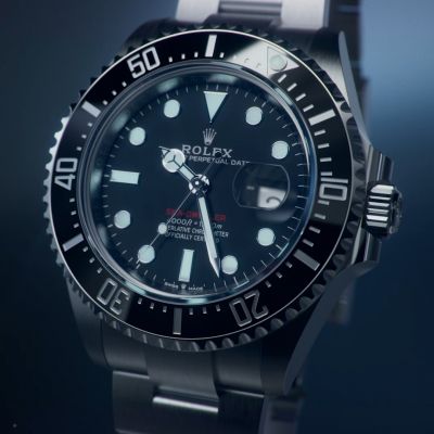 Dank der in eine Richtung drehbaren Lünette der @rolex  Sea‑Dweller lässt sich die Tauchzeit präzise und sicher ablesen. Sie ist mit einer patentierten und von Rolex hergestellten Cerachrom-Zahlenscheibe mit 60-Minuten-Graduierung aus schwarzer Keramik ausgestattet. Der gezackte Außenrand sorgt für hervorragende Griffigkeit und erleichtert damit die Handhabung der Lünette, sogar mit Taucherhandschuhen. Das Einstellen der Tauchzeit erfolgt durch Drehungen in Rastschritten und geht einher mit einem charakteristischen Klicken. Einzigartiges Know-how für die Eroberung der Hydrosphäre. #Rolex #SeaDweller #OfficialRolexRetailer #JuwelierGadebusch #köln