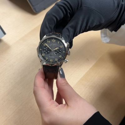 Zur Überprüfung der Wasserdichtigkeit kann Ihre Uhr zwei präzise Tests durchlaufen. Beim ersten Test wird ein Vakuum erzeugt und beim zweiten Überdruck. Das Gerät misst dabei feinste Gehäusedeformationen. 💦Haben Sie Ihre Uhr schonmal auf Wasserdichtigkeit testen lassen? 😊 #Junghans #Wasserdichtigkeit #JuwelierGadebusch #Köln