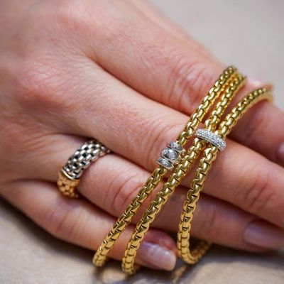 Schlichte Perfektion in 18 Karat Gelbgold. 
@fope1929 steht für moderne Eleganz, zeitloses Design und pure Raffinesse. Ein Statement für Stil, der nie vergeht.

#Fope #JuwelierGadebusch #Köln