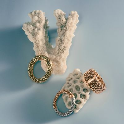 Die @fope1929  Flex’it Ringe aus der Essentials Collection sind die perfekten Begleiter für sonnige Tage. Dank der einzigartigen Flex’it Technologie passen sie sich flexibel und angenehm Ihrem Finger an – ganz ohne Kompromisse bei Eleganz und Stil. 
Gefertigt aus 18 Karat Gold, wahlweise auch in edler Bicolor-Optik mit feinem Rundgeflecht, vereinen sie italienische Handwerkskunst mit außergewöhnlichem Tragekomfort.
Ob am Strand, beim Stadtbummel oder zum Dinner an einem lauen Sommerabend – Ringe, die jede Bewegung mitmachen und jeden Look perfekt ergänzen. 🐚
#FOPE #EssentialCollection #JuwelierGadebusch #köln