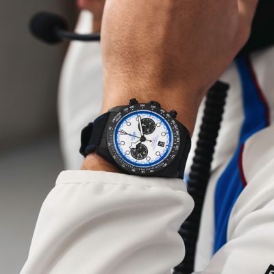 Der neue Black Bay Chrono „Carbon 25“ mit einem vollständig – einschließlich der Verbindungselemente – aus Carbonfaser gefertigten Gehäuse und Drückern in Titan steht für @tudorwatchs unermüdliches Streben nach mechanischer Leistung auf der Rennstrecke. #TudorWatch #BornToDare #TudorBoutiqueKöln