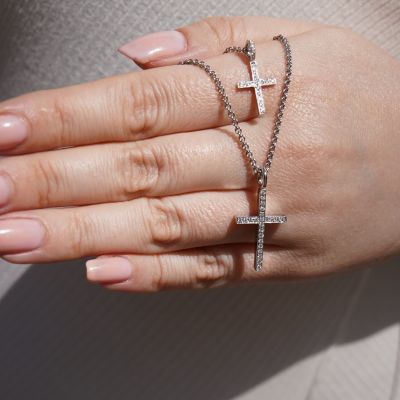 Zeitlose Eleganz für einen unvergesslichen Moment ✨
Die Zeit der Kommunion und Konfirmation markiert einen besonderen Abschnitt im Leben – geprägt von Erinnerungen, die für immer bleiben. Unsere diamantbesetzten Kreuzanhänger aus der Gadebusch Juwelen Kollektion vereinen Bedeutung mit höchster Handwerkskunst und strahlender Raffinesse. 💎
Ein Geschenk, das über den Moment hinaus Bestand hat– stilvoll, edel und voller Symbolkraft. 🤍
#TraditionellAnders #GadebuschJuwelen #JuwelierGadebusch #köln