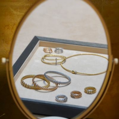 Zeitlose Eleganz in ihrer schönsten Form. Die Schmuckstücke von @fope1929 vereinen unterschiedliche Goldlegierungen, variierende Bandstärken und flexible Kombinationsmöglichkeiten zu einem harmonischen Gesamtbild. 

#Fope #JuwelierGadebusch #Köln