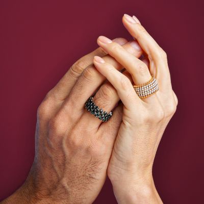 Das Ring Bracelet für sie mit 7 Reihen ist ein Statement aus Roségold und weißen Diamanten. 💎
Dank seiner einzigartigen Technologie passt er sich jedem Finger an und lässt sich im Handumdrehen in einen Armreif verwandeln. ✨
Der Multi Size Ring mit 5 Reihen aus Weiß- und Schwarzgold, veredelt mit schwarzen Diamanten ist markant, modern, kompromisslos und ideal auch für Herren geeignet.
Zwei Schmuckstücke von @serafino_consoli_jewelry 
Eine innovative Technologie.
Vielseitig. Verbindend. Zeitlos. ♾️
#SerafinoConsoli #ItalianJewels #JuwelierGadebusch #köln