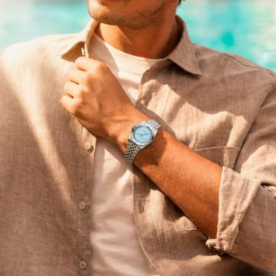 Der Einladung des Sommers gefolgt. Die Black Bay 54 „Lagoon Blue“ bringt ihr strukturiertes Zifferblatt und das Lebensgefühl von Küsten mit zu jedem Moment am Wasser. #TudorWatch #BornToDare #DaringWatches #tudorboutiqueköln