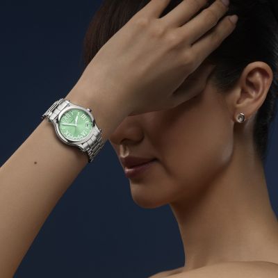 Die Happy Sport von Chopard ist mehr als nur eine Uhr – sie ist ein Symbol für Freiheit, Kreativität und weibliche Stärke. Seit 1993 tanzen ihre verspielten Diamanten frei zwischen zwei Saphirgläsern und machen jedes Modell zu einem funkelnden Kunstwerk. 💎
Mit ihrer Kombination aus Edelstahl und Diamanten schrieb sie Uhrmachergeschichte – und ist heute eine Ikone, die Eleganz mit Selbstbewusstsein vereint. Das neue Modell mit hellgrünem Zifferblatt bringt frischen Glanz in die Kollektion – feminin, kraftvoll und unverwechselbar. 💚
#Chopard #HappySport #JuwelierGadebusch #köln