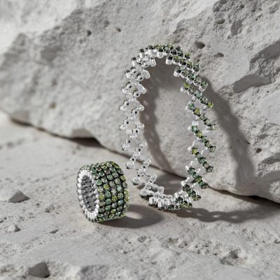 Ein Ring, der sich dem Leben anpasst. ✨

Die Brevetto Kollektion von @serafino_consoli_jewelry  vereint innovative Technik mit zeitloser Eleganz. Die flexible Multisize-Struktur passt sich mit nur einer Berührung jeder Fingergröße an – und macht den Ring zu einem Schmuckstück, das von Generation zu Generation weitergegeben werden kann.

Kühles Weißgold trifft auf das intensive Grün leuchtender Tsavorite – modern, wandelbar und voller Ausdruck.

Ein Ring. Unendliche Möglichkeiten. #SerafinoConsoli #BrevettoCollection #JuwelierGadebusch #Köln