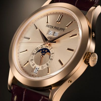 Zeitlose Eleganz trifft auf meisterhafte Komplikation ✨
Die neue Referenz 5396R von @patekphilippe  verkörpert die Essenz klassischer Uhrmacherkunst: Ein warm schimmerndes Roségoldgehäuse trifft auf ein faszinierend strahlendes, sandbeiges Sonnenschliff-Zifferblatt – eine Kombination von unvergleichlicher Raffinesse. Fein facettierte „Obus“-Indexe und Dauphine-Zeiger aus Roségold unterstreichen die klassische Ästhetik, während das edle Alligatorlederband in dunklem Kastanienbraun den luxuriösen Charakter vollendet.
Ausgestattet mit dem ikonischen Jahreskalender verbindet dieses Modell technische Innovation mit intuitiver Alltagstauglichkeit. Wochentag und Monat erscheinen in eleganten Fenstern, während Datum, 24-Stunden-Anzeige und Mondphase bei 6 Uhr für zusätzliche Tiefe sorgen.
#PatekTime #PatekPhilippe #Complications #JuwelierGadebusch #köln