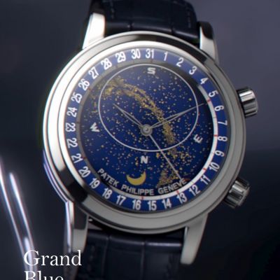 ✨ Ein himmlisches Schauspiel am Handgelenk ✨
Die Celestial von @patekphilippe  fängt die Magie des Nachthimmels ein und macht sie tragbar. Ihr beweglicher Himmelschart zeigt die scheinbare Bewegung der Sterne sowie die Position und Phasen des Mondes – exakt so, wie sie über Genf und allen Städten auf demselben Breitengrad sichtbar sind. Auf dem Zifferblatt offenbart sich die wahre Konfiguration des nördlichen Sternenhimmels, begleitet von skelettierten, blattförmigen Zeigern aus Weißgold und einem zentralen Datumszeiger.

Vollendet wird dieses kosmische Meisterwerk durch ein glänzendes, nachtblaues Alligatorlederband mit Platin-Faltschließe. Eine Uhr, die nicht nur die Zeit misst – sondern den Himmel selbst. 🌙✨
#PatekPhilippe #PatekTime #GrandComplications #JuwelierGadebusch #köln