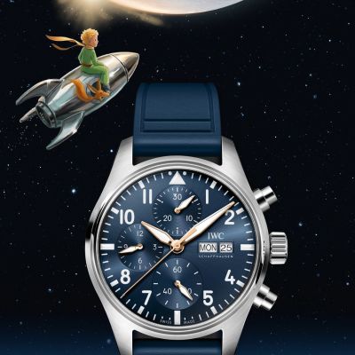 Manche Uhren erzählen die Zeit. Diese erzählt eine Geschichte. ✨
Die Pilot’s Watch Chronograph 41 Le Petit Prince verbindet die ikonische Fliegeruhren-DNA von IWC mit der Magie einer der bekanntesten Erzählungen der Welt. Das tiefblaue Zifferblatt erinnert an den Nachthimmel, unter dem die Reise des kleinen Prinzen begann.
Das besondere Highlight verbirgt sich auf der Rückseite: Auf dem Saphirglasboden ist der kleine Prinz kunstvoll eingraviert – ein liebevolles Detail, das diese Uhr zu weit mehr als einem Zeitmesser macht. Es ist eine Hommage an Fantasie, Abenteuer und die zeitlosen Werte von Antoine de Saint-Exupéry.
Eine Uhr für alle, die nicht nur auf die Zeit achten, sondern auf die Geschichten dahinter.
@iwcwatches @iwcwatches_ger 
#IWCwatches #IWCpilot #IWCLePetitPrince #JuwelierGadebusch #köln
