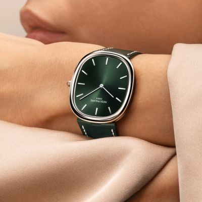 💚 Zeitlose Eleganz in ihrer schönsten Form.
Die @patekphilippe  Golden Ellipse fasziniert mit ihrem olivgrünen Sonnenschliff-Zifferblatt, das mit jedem Lichteinfall neue Facetten entfaltet. Inspiriert von den harmonischen Proportionen des Goldenen Schnitts verkörpert sie eine Ästhetik, die seit Jahrzehnten begeistert.
Das Gehäuse aus Weißgold und das edle olivgrüne Kalbslederarmband mit feinen Kontrastnähten verleihen ihr eine stilvolle Leichtigkeit. Im Inneren arbeitet ein ultraflaches Automatikwerk – ein Ausdruck höchster Uhrmacherkunst, der diese Ikone so außergewöhnlich macht.
Eine Uhr für alle, die zeitlose Schönheit, feine Details und luxuriöses Understatement lieben.
#PatekPhilippe #PatekTime #GoldenEllipse #JuwelierGadebusch #köln