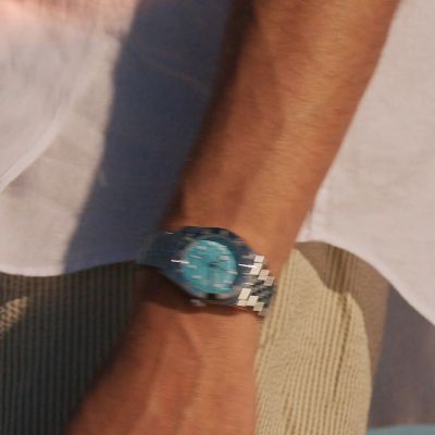 Der Einladung des Sommers gefolgt. Die Black Bay 54 „Lagoon Blue“ bringt ihr strukturiertes Zifferblatt und das Lebensgefühl von Küsten mit zu jedem Moment am Wasser. #TudorWatch #BornToDare #DaringWatches #tudorboutiqueköln