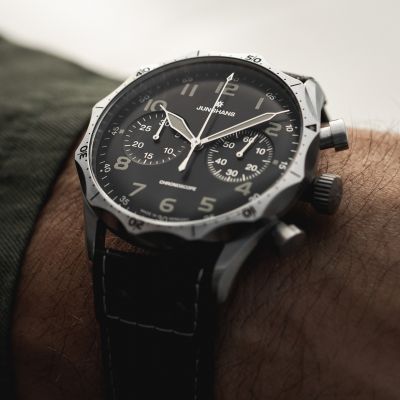 Zeit für Präzision mit Geschichte. ✈️
Die Pilot Chronoscope (Ref. 27/3590.00) von@junghansgermany  verbindet ikonisches Fliegerdesign mit moderner Uhrmacherkunst von Junghans.
Markante Leuchtzahlen, ein optimal ablesbares Zifferblatt und die griffige, beidseitig drehbare Lünette machen sie zum perfekten Begleiter – nicht nur im Cockpit. Im Inneren arbeitet das präzise Automatikwerk J880.4 mit 38 Stunden Gangreserve und zuverlässiger Stoppfunktion.
Robustes Edelstahlgehäuse, entspiegeltes Saphirglas und ein charakterstarkes Lederband runden das Gesamtbild ab.
#junghansgermany #pilotswatch #chronoscope #JuwelierGadebusch #köln