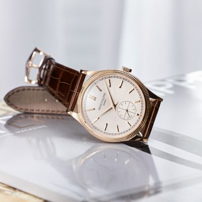 Eine Legende – neu interpretiert. ✨
Die ikonische Calatrava von @patekphilippe  präsentiert sich in dieser Roségold-Version so zeitgemäß wie nie. Die charakteristische Clous-de-Paris-Lünette trifft auf ein silbern gekörntes Zifferblatt – schlank, puristisch und von vollendeter Eleganz.
Im Inneren arbeitet das Handaufzugskaliber 30-255 PS mit Doppelfederhaus und 65 Stunden Gangreserve. Mit 39 mm Durchmesser und nur 8,1 mm Höhe bleibt sie dabei außergewöhnlich flach – eine Uhr für Kenner feiner Proportionen.
Ein Zeitmesser, der Geschichte trägt und Zukunft gestaltet.
#PatekPhilippe #PatekTime #JuwelierGadebusch #köln
