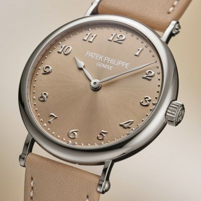 Sanfte Strahlkraft trifft auf zeitlose Eleganz.
Mit der Referenz 7200/50G interpretiert @patekphilippe  die Ladies Calatrava neu: Ein fein poliertes Weißgoldgehäuse im Officer-Stil, kombiniert mit einem Sonnenschliff-Zifferblatt in Sandbeige und passendem Kalbslederband.
Im Inneren sorgt das ultraflache Automatikkaliber 240 mit 22K-Gold-Minorotor für höchste Präzision. Die außergewöhnlich schlanke Silhouette, Breguet-Ziffern und elegante Zeiger unterstreichen den klassischen Charakter dieses Zeitmessers.
Eine Uhr von stiller Raffinesse – geschaffen für bleibenden Eindruck. 🤎
#PatekTime #PatekPhilippe #Calatrava #JuwelierGadebusch #köln