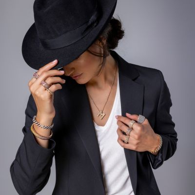 Die Kollektionen Brevetto & Serafino von @serafino_consoli_jewelry  feiern die Kunst der Verwandlung – mit innovativen Schmuckstücken aus 18-karätigem Gold und funkelnden Edelsteinen, die sich mit nur einer Berührung anpassen. 💎
Unser Model kombiniert die patentierten Multisize-Ringe, die sich jeder Fingergröße anpassen, das Multisize Armband, das sich elegant am Handgelenk oder Oberarm tragen lässt – und den Serafino Armbandring in einem Look, der von Michael Jackson inspiriert ist. 🖤🤍
Das Bild stammt aus dem Shooting zu unserem 180 Jahre Jubiläumskatalog – eine Hommage an Wandel, Stil und Innovation. 
#SerafinoConsoli #BrevettoKollektion #SerafinoKollektion #JuwelierGadebusch #köln