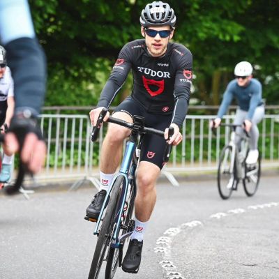 Unsere Mitarbeiter haben
beim "Rund um Köln" Fahrradrennen vollen Einsatz
gezeigt. Mit Leidenschaft, Ausdauer und Teamgeist.

Die dazu passende Uhr von TUDOR ist konzipiert für
Performance: Die Pelagos FXD Chrono verfügt über ein
43-mm-Gehäuse in schwarzem Carbon mit einer
speziell für den Radsport entwickelten
Tachymeterskala. Präzision, die jede Sekunde zählt.
Genau wie unser Team.
@tudorwatch
#TudorWatch #BornToDare #PelagosFxd
#TudorBoutiqueKöln
