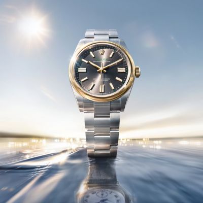 Die neue @rolex  Oyster Perpetual 41 präsentiert sich mit einer Lünette und Aufzugskrone in Gelbgold sowie einem Gehäuse und Armband in Edelstahl Oystersteel – eine einzigartige Kombination zum 100-jährigen Jubiläum der Oyster. Auf dem Zifferblatt in Schiefergrau, einem in der Modelllinie noch nie dagewesenen Farbton, ist auf der 6-Uhr-Position die Angabe „100 years“ zu sehen und die Fünf-Minuten-Abstände an der Minuterie sind mit einer Markierung in Form eines grünen Quadrats versehen. #Rolex #OysterPerpetual #WatchesAndWonders2026 #JuwelierGadebusch #Köln