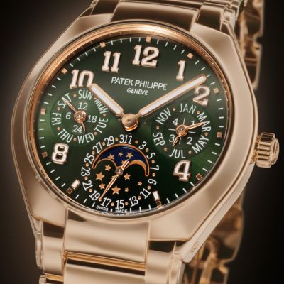 @patekphilippe lanciert diesen ewigen Kalender als erste Komplikation der Kollektion Twenty~4 und erster runde Twenty~4 ohne Besatz. Die Kombination von Roségold und dem eleganten olivgrünen Zifferblatt mit Sonnenschliff lässt die Uhr zugleich subtil und modern anmuten. Im Inneren des vollständig polierten Gehäuses verbirgt sich das Kaliber 240 Q mit automatischem Aufzug – ein extraflaches Uhrwerk, das der Uhr ihr elegantes und schlankes Profil verleiht. 7340/1R 

#PatekPhilippe #PatekTime #Twenty4 #JuwelierGadebusch #köln