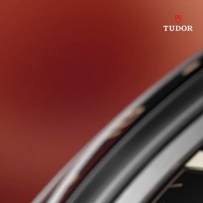 Eine Rückkehr zu den Ursprüngen: Die Black Bay 58 erfindet klassische Proportionen neu, mit einem verfeinerten 39-mm-Gehäuse und einer auffälligen Lünette in Schwarz und Bordeaux mit goldenen Akzenten. Ein neues Kapitel in kühnem Design mit einem fünfreihigen Armband. 

#TudorWatch #BornToDare #BlackBay58 #TudorBoutiqueKöln