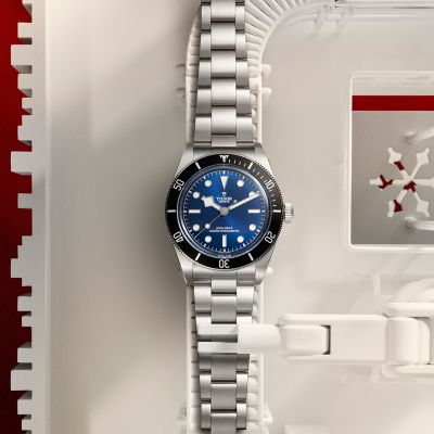 Ein Hauch von @tudorwatch  wird Ihr Handgelenk während der Festtage erstrahlen lassen, dank der Black Bay 68.  #TudorWatch #BornToDare #TudorBoutiqueKöln