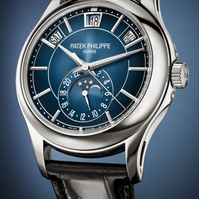 Die @patekphilippe  Jahreskalender Mondphase 5205G-013 vereint moderne Eleganz mit einer der praktischsten Komplikationen der Haute Horlogerie. Das zweifarbige blaue Sonnenschliff-Zifferblatt mit schwarzem Farbverlauf verleiht diesem Zeitmesser eine beeindruckende Tiefe und setzt die charakteristisch entlang eines Kreisbogens angeordneten Anzeigen für Wochentag, Datum und Monat perfekt in Szene.
Im Inneren arbeitet das Automatik-Kaliber 26-330 S QA LU 24H mit dem patentierten Jahreskalender von Patek Philippe. Ergänzt durch die elegante Mondphasenanzeige und den Saphirglasboden, der den Blick auf das fein veredelte Uhrwerk freigibt, wird diese Referenz zu einem Meisterwerk der Uhrmacherkunst.
#PatekPhilippe #PatekTime #Complications #JuwelierGadebusch #köln
