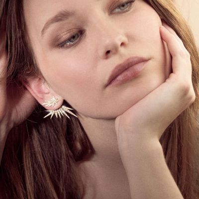 Funkelnde Sterne, neu interpretiert. ✨
Die Funky Shooting Stars Ohrringe von @olelynggaardcopenhagen , entworfen von Charlotte Lynggaard, vereinen verspielte Leichtigkeit mit höchster Handwerkskunst.
Gefertigt aus 18 Karat Gelbgold und besetzt mit strahlenden Diamanten im Brillantschliff, entfalten die mehrschichtigen Designs eine faszinierende, multidimensionale Tiefe – ein außergewöhnliches Funkeln bei jeder Bewegung.
Ob als markanter Ohrstecker oder mit dem 9-zackigen Anhänger kombiniert: Dieses Schmuckstück lebt von Wandelbarkeit und Ausdrucksstärke.
Ein Statement für alle, die das Besondere lieben und ihren eigenen Stern zum Strahlen bringen.
#OleLynggaardCopenhagen #FunkyStars #JuwelierGadebusch #köln