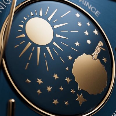 Zeit für Poesie am Handgelenk ✨🌙
Die neue Portofino Automatic Day & Night 34 „Le Petit Prince“ Ref. IW459806 vereint klassische Eleganz mit einer der schönsten Geschichten der Welt. Das tiefblaue Zifferblatt zeigt bei der Tag- und Nachtanzeige den kleinen Prinzen, der sanft über den Mond wandert – ein Detail voller Magie und Emotion.
Feine Diamanten an jedem Stundenindex verleihen der Uhr einen dezenten, luxuriösen Glanz, während das gravierte Gehäuse auf der Rückseite die Geschichte weiter erzählt.
✨ Für alle, die mehr als nur die Zeit sehen wollen.
@iwcwatches  @iwcwatches_ger 
#IWCSchaffhausen #IWCportofino #LePetitPrince #JuwelierGadebusch #köln